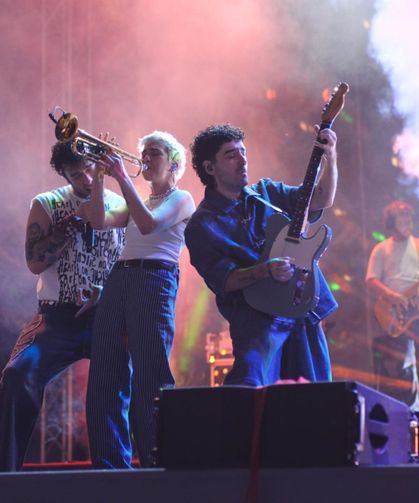Van YYÜ Rock topluluğu İzmir'deki bahar şenliğinde sahne aldı!