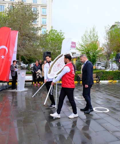 Van'da 19 Mayıs kutlamaları çelenk sunma töreniyle başladı