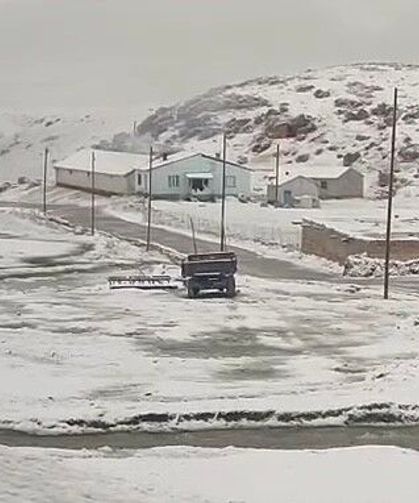 Yaza girmeyi bekleyen Van’a lapa lapa kar yağdı!