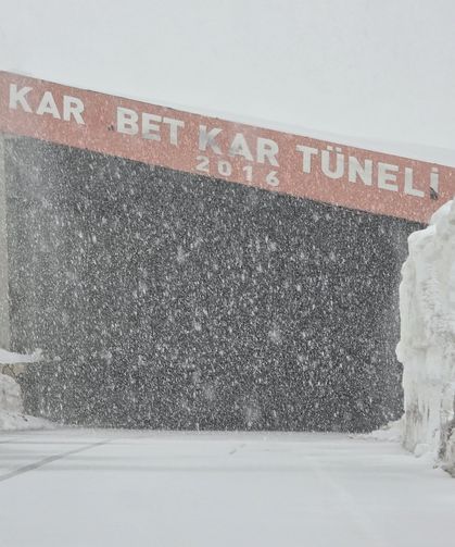 Açılışa hazırlanan Van-Bahçesaray yolunu kar ve sis esir aldı!
