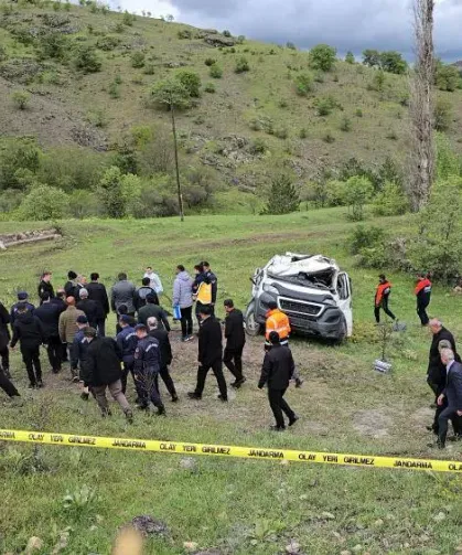 Kontrolden çıkan öğrenci servisi şarampole uçtu: 2'si öğrenci 3 ölü, 7 yaralı!