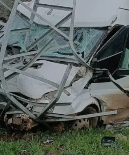 Hakkari'de kontrolden çıkan yolcu minibüsü elektrik direğine çarptı: 11 kişi yaralandı!