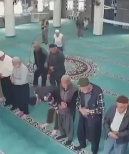 Camide kalp krizi geçiren yaşlı adamı imam hayata döndürdü