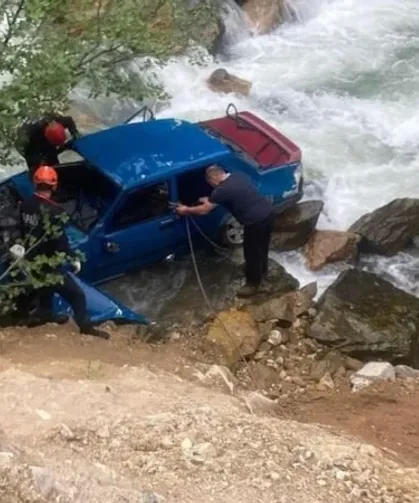 Bayram karı-kocaya mezar oldu: Dereye uçan otomobilde çift hayatını kaybetti!