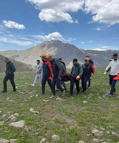 Van’da bir çocuk kayalıklardan düştü: hastaneye kaldırıldı!