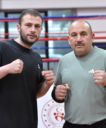 Aynı ringde iki kuşak: Van’da baba ve oğlu Türkiye’nin başarısı için ter döküyorlar!