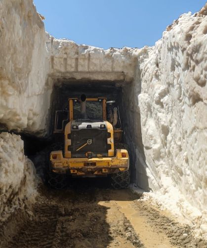 Hakkari’de haziran ayında karla mücadele çalışmaları devam ediyor