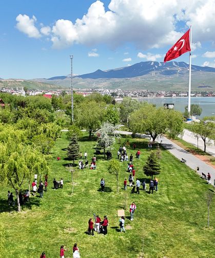 Öğrenciler, Van Gölü sahilinde çevre temizliği yapıldı!