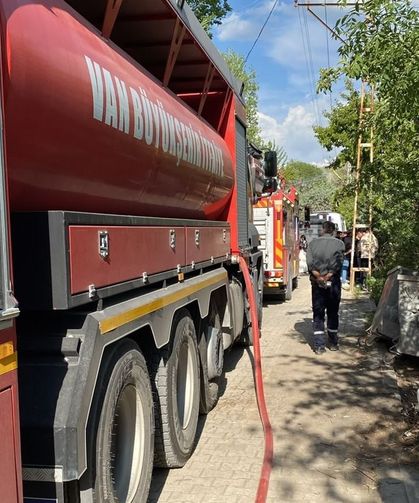 Van'da ev ve samanlık yangını
