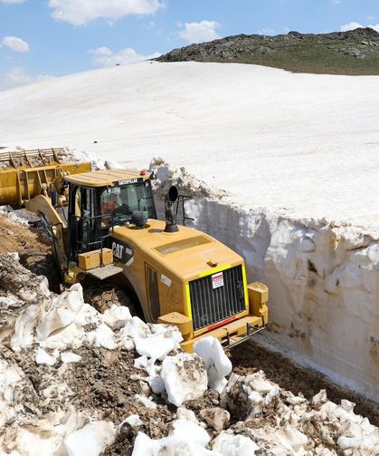 Van’da yazın ortasında 3 metrelik kar temizleme çalışması