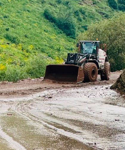 Hakkari’de mezra yolu ulaşıma kapandı!