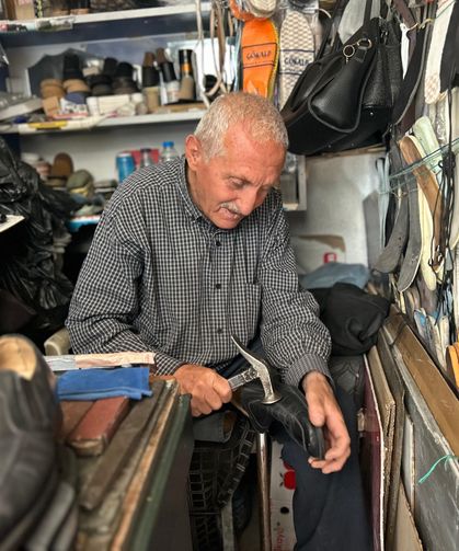 Teknolojiye rağmen 2 metrelik dükkanda 10 kişilik aileye bakıyor