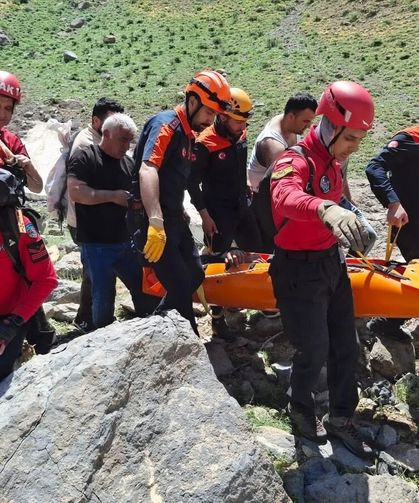 Van-Hakkâri karayolunda mahsur kalan vatandaşın imdadına askeri helikopter yetişti