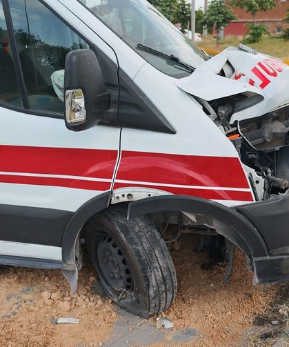 Ambulansla otomobil çarpıştı: çok sayıda yaralı var!