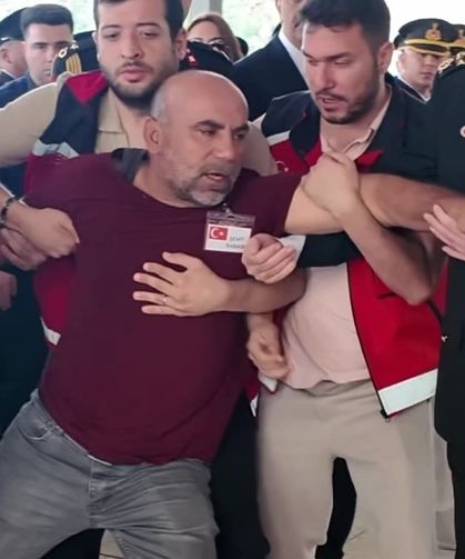 Acılı baba Van’da şehit olan oğlunun tabutuna koştuğu an yürekleri dağladı!