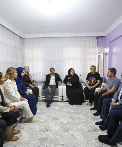Özgür Özel’den Rojin Kabaiş'in ailesine ziyaret!