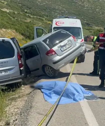 İki otomobil çarpıştı: 1 kişi öldü, 1'i ağır 5 kişi yaralandı!