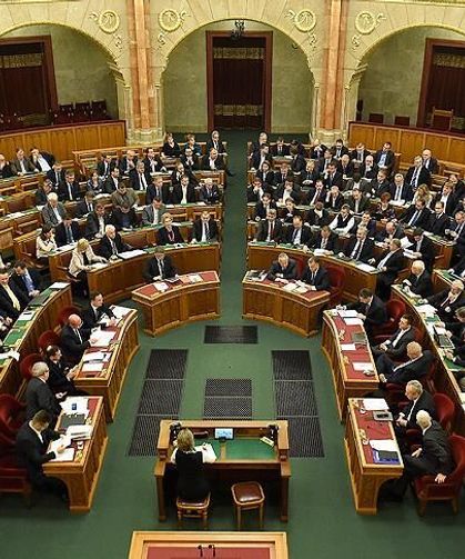 Milletvekili maaşları yüzde 40 düşürüldü!