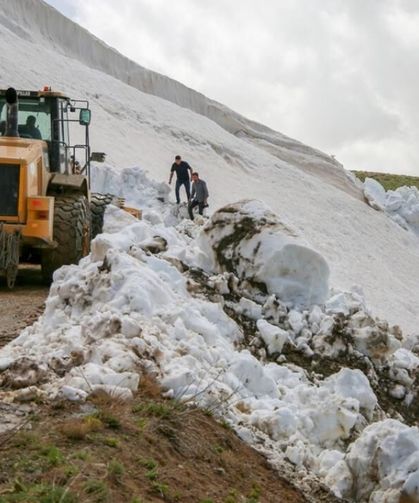 Van’da temmuz ayında şaşırtan kar manzarası!