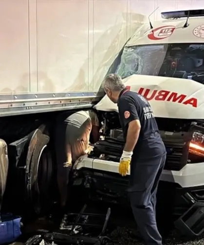 Hasta taşıyan ambulans ile tır çarpıştı: 6 yaralı