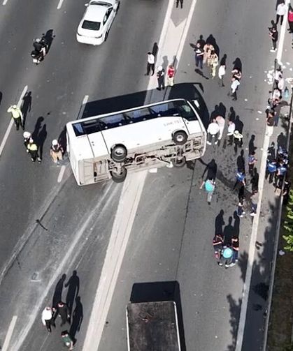 Banka personellerini taşıyan midibüs devrildi: 21 yaralı!