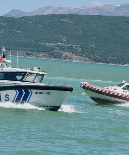 Van Gölü’nde ihbar alarmı! Ekipler göle açıldı