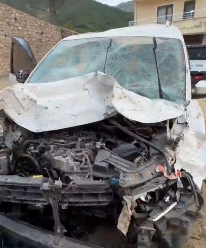 Hakkari'de araç istinat duvarından savruldu: 1'i ağır 3 yaralı