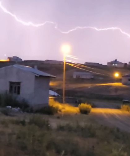 Van'da şimşekler geceyi aydınlattı: Gökyüzünde görsel şölen!