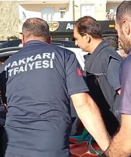 Van-Hakkari yolunda kaza: 2 araç kafa kafaya çarpıştı!