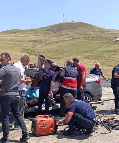 Kamyonla otomobil kafa kafaya çarpıştı: 2 ölü, 1 yaralı