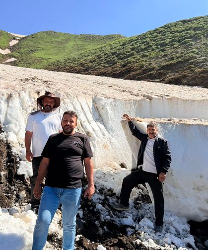 Van’da yazın ortasında bile kar temizleme çalışması sürüyor
