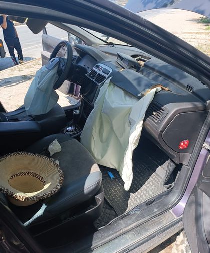 Van’da korkutan kaza: Araç duvara tosladı