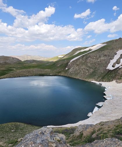 Van’daki Çalyan Buzul Gölü eşsiz doğasıyla ziyaretçilerini büyülüyor!