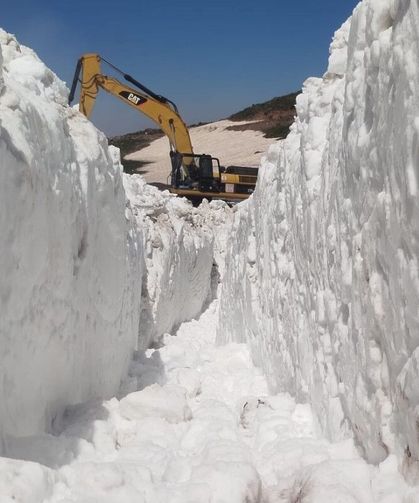 Hakkari’de temmuz ayında 5 metrelik kar tünelleri arasında çalışma