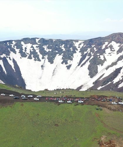 Van sınırındaki saklı cennet: Tendürek krateri ve gölü keşfedilmeyi bekliyor!