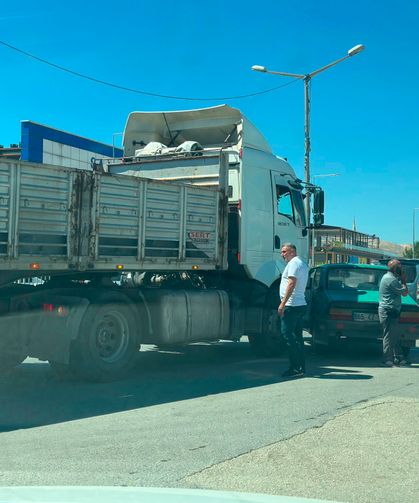 Van’da tır ile otomobil çarpıştı