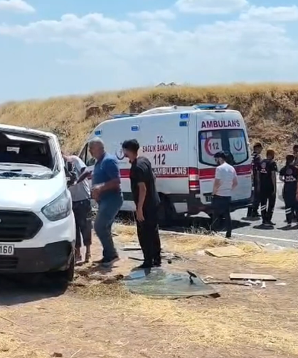 Servis minibüs ile otomobil çarpıştı: 17'si öğrenci 19 kişi yaralandı!