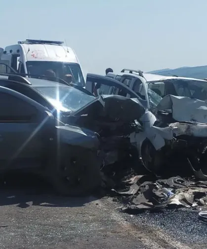 İki araç kafa kafaya çarpıştı: 4 kişi öldü, 2 kişi yaralandı! İşte ölenlerin isimleri…