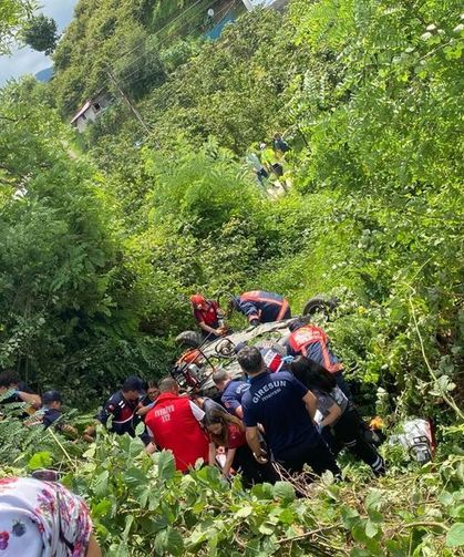Kontrolden çıkan araç şarampole uçtu: 2 kişi öldü, 2’si çocuk 3 kişi ağır yaralandı!