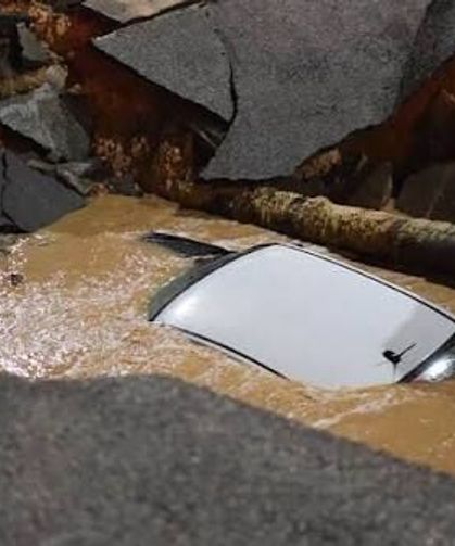 Su borusu patladı dev çukur otomobili yuttu!