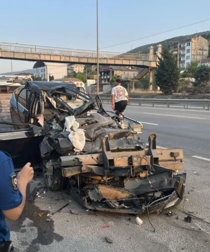Otomobil tırın altına girdi: Kağıt gibi ezilen araçta baba ile oğlu hayatını kaybetti!
