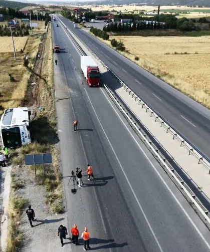 Şoförü uyuya kalan yolcu otobüsü şarampole uçtu: 24 kişi yaralandı!