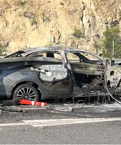 Bariyere çarpan otomobil alev aldı: 3 astsubay yaralandı