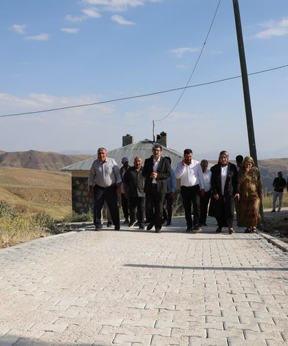 Tuşba’daki bu yollarda çamur ve toz tarih oldu!