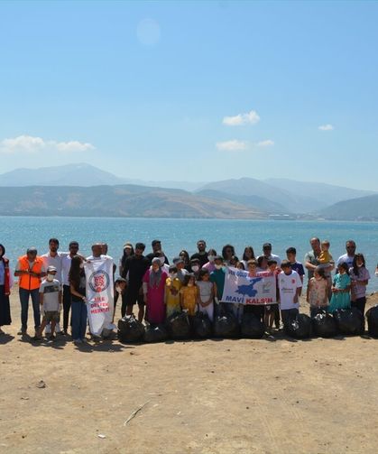 Çocuklar ve doğaseverler Van Gölü kıyısında çöp topladı