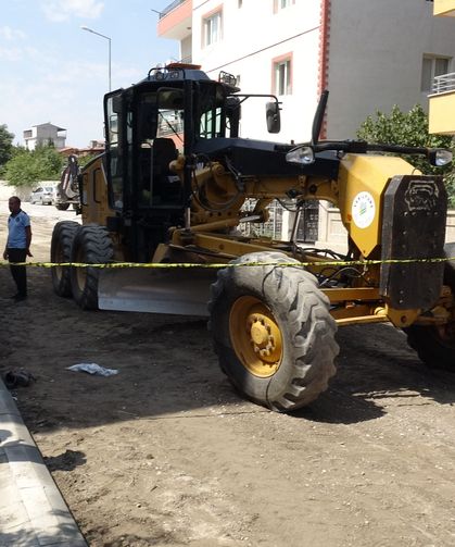 Yol çalışması sırasında iş makinesinin altında kalan işçi hayatını kaybetti!