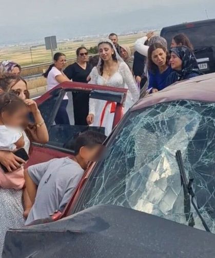 Düğün konvoyu kazaya karıştı: 2 ölü, 1’i ağır 4 yaralı!