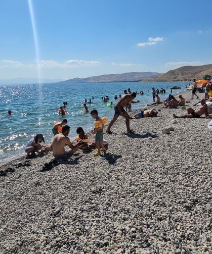 Van Gölü sahilleri doldu taştı!