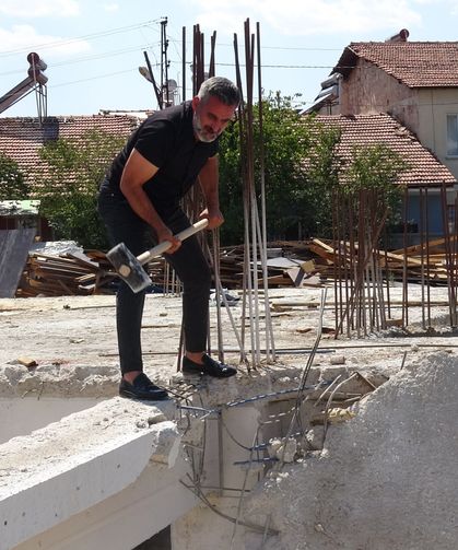 Müteahhit kendi inşaatını ihbar etti: “İçindeki malzemeden çalındığı apaçık ortada”