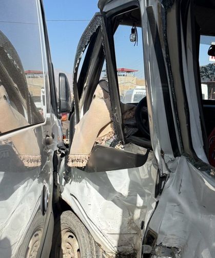 Yüksekova’da minibüs ile kamyonet kafa kafaya çarpıştı: 10 yaralı!